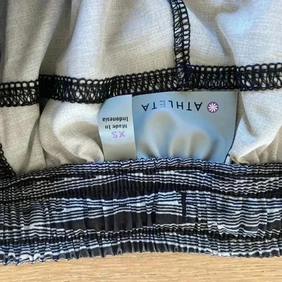 Athleta gray and black Ariel stellar shorts xs - Picture 4 of 4